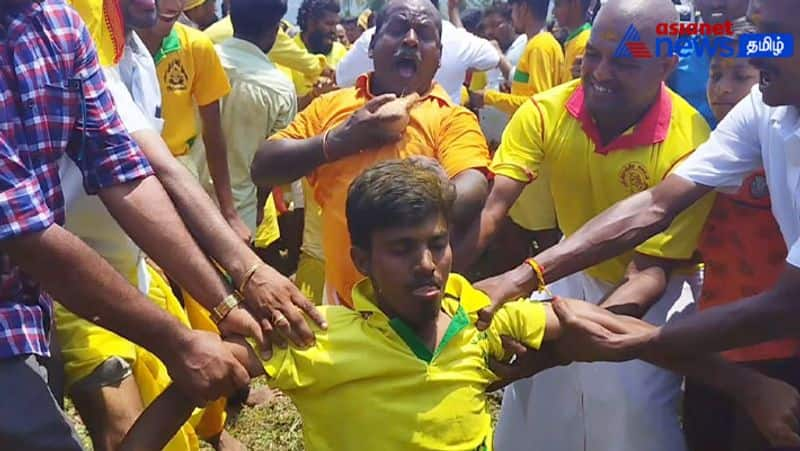 The strange worship of Gurumans near Dharmapuri! - Break the coconut on the head with elegance!