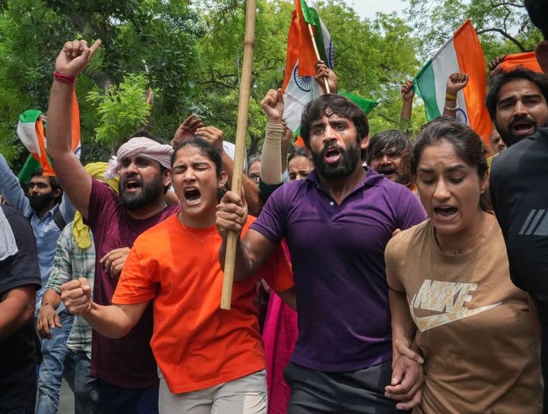 wrestling Protesting wrestlers go on hunger strike at India Gate, say they will 'immerse' their medals into Ganges-ayh