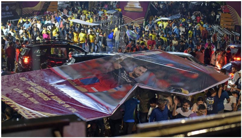 watch viral video virat kohli's poster protects fans from rain in ipl 2023 final saa