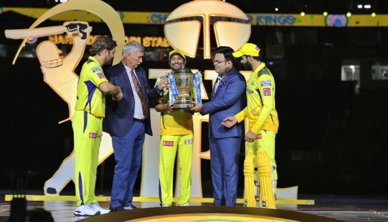 Instead of Dhoni Ambatti Rayudu and Ravidnra Jadeja receives IPL Trophy for CSK