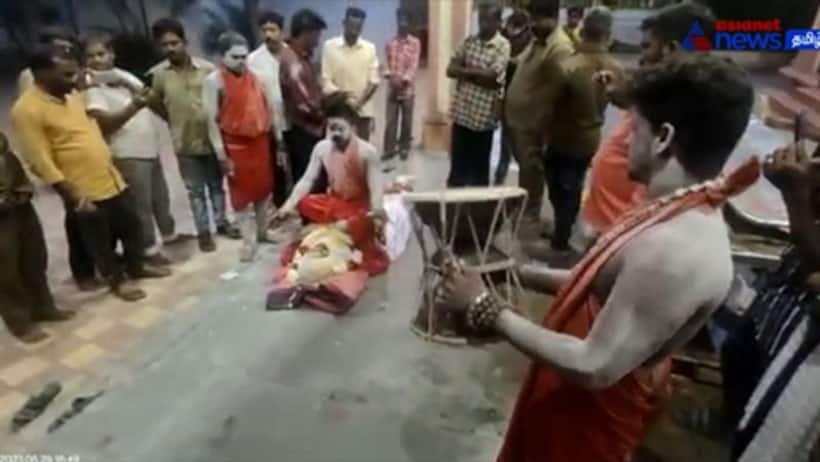 బాబోయ్.. గుండెపోటుతో మరణించిన వ్యక్తి మృతదేహంపై కూర్చుని అఘోరాల పూజలు.. 