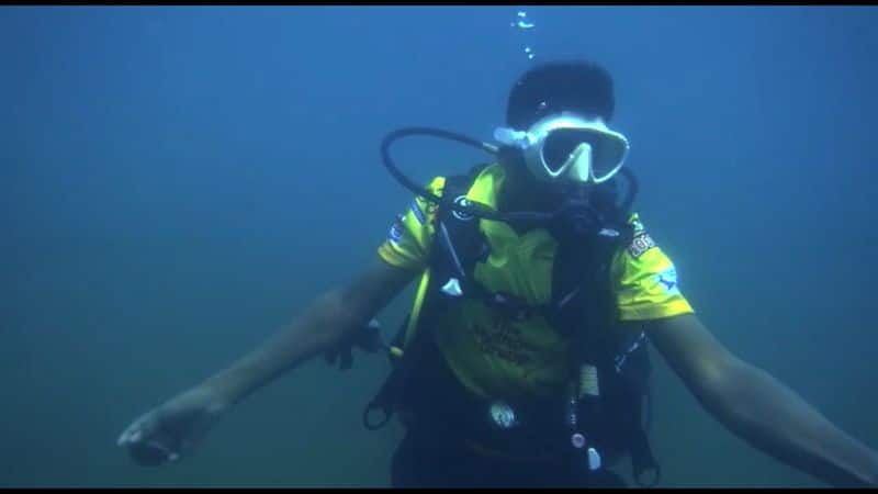 Deep sea swimmers congratulated the Chennai team by playing cricket in the deep sea