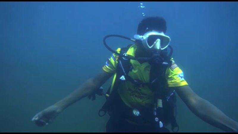 Deep sea swimmers congratulated the Chennai team by playing cricket in the deep sea