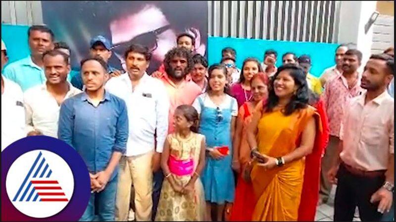 Kannada actor Ravichandran celebrates 62nd birthday Fan waits to meet  and celebrate vcs