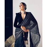 నిండైన చీర కట్టి అక్కడ మాత్రం మతిపోగొట్టేస్తున్న జెనీలియా.. మరింత బొద్దుగా మారి పరువాల విందు  