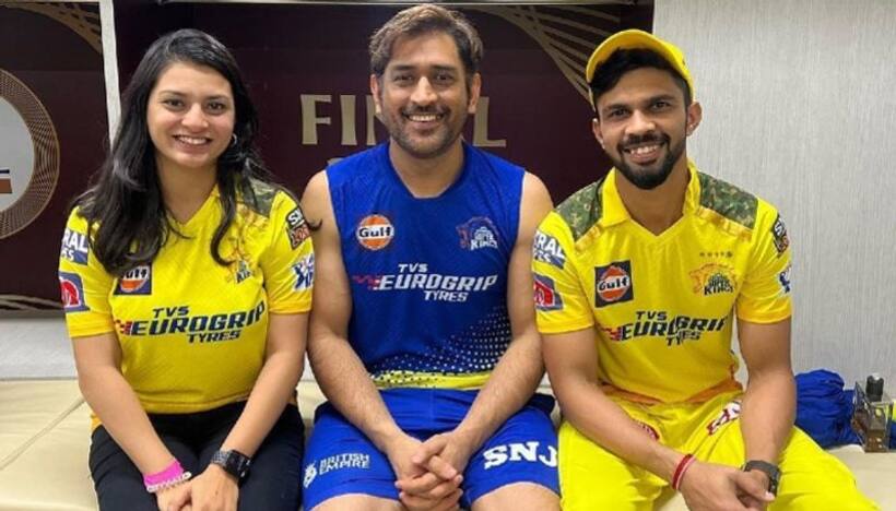 ధోని కాళ్లు మొక్కిన రుతురాజ్ కాబోయే భార్య..  వీడియో వైరల్