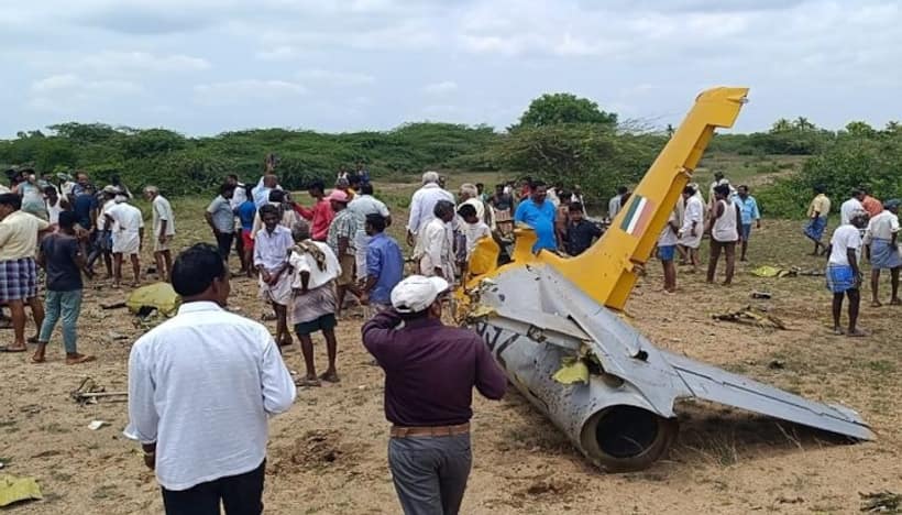 కర్ణాటకలో కుప్పకూలిన ఇండియన్ ఎయిర్ ఫోర్స్ ట్రైనర్ ఎయిర్‌క్రాఫ్ట్.. 