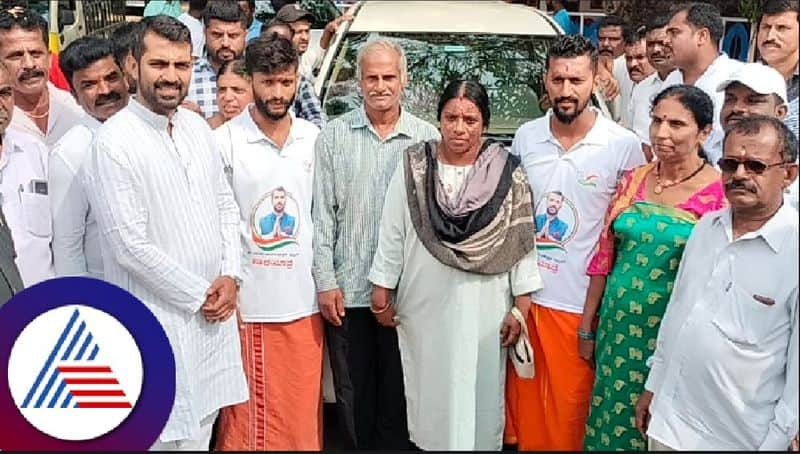 Manthar Gowda victory in assembly election fans hike to Chamundibetta at mysuru rav