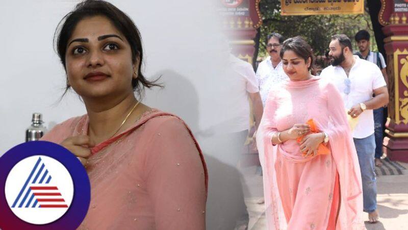 Kannada actress Rachita Ram visits Mangalore koragajja temple vcs