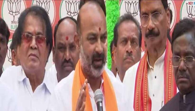 గంగుల గురించి తెలిసే ఒవైసీ వద్ద కేసీఆర్ మోకరిల్లాడు: బండి సంజయ్ సంచలన ఆరోపణలు