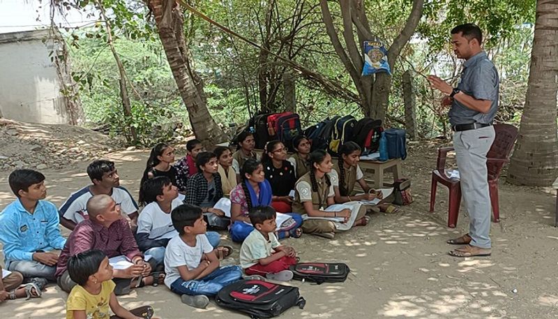 Bank Staff who Seized the School for Loan at Siruguppa in Ballari grg