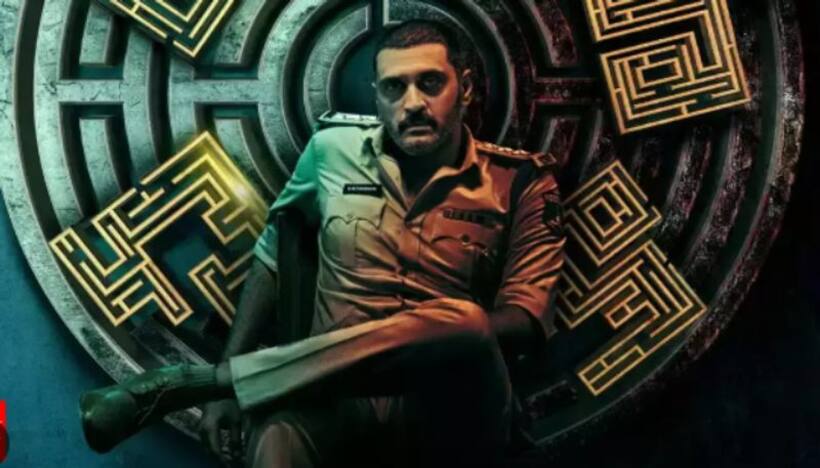 `చక్రవ్యూహం` మూవీ రివ్యూ.. అజయ్‌ సక్సెస్‌ అయ్యాడా?