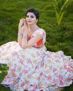 సంప్రదాయ దుస్తుల్లోనూ ‘జబర్దస్త్’ వర్ష గ్లామర్ మెరుపులు.. బ్యాక్ అందాలతో మతులు పోగొడుతున్న యంగ్ బ్యూటీ
