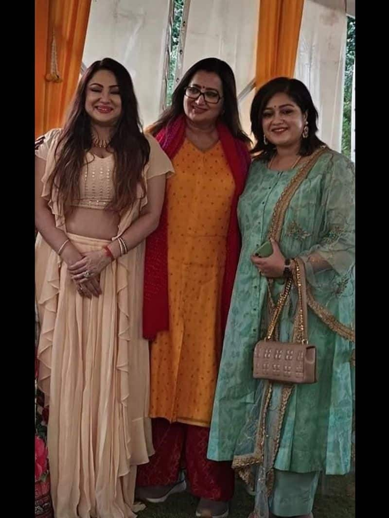 Sumalatha simple dress up in her son abhishek ambareesh marriage sgk