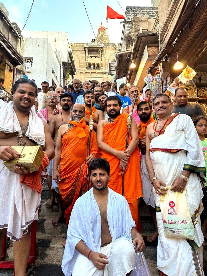 Puttige Sri Sugunendra swamiji gets special honour at Dwaraka skr