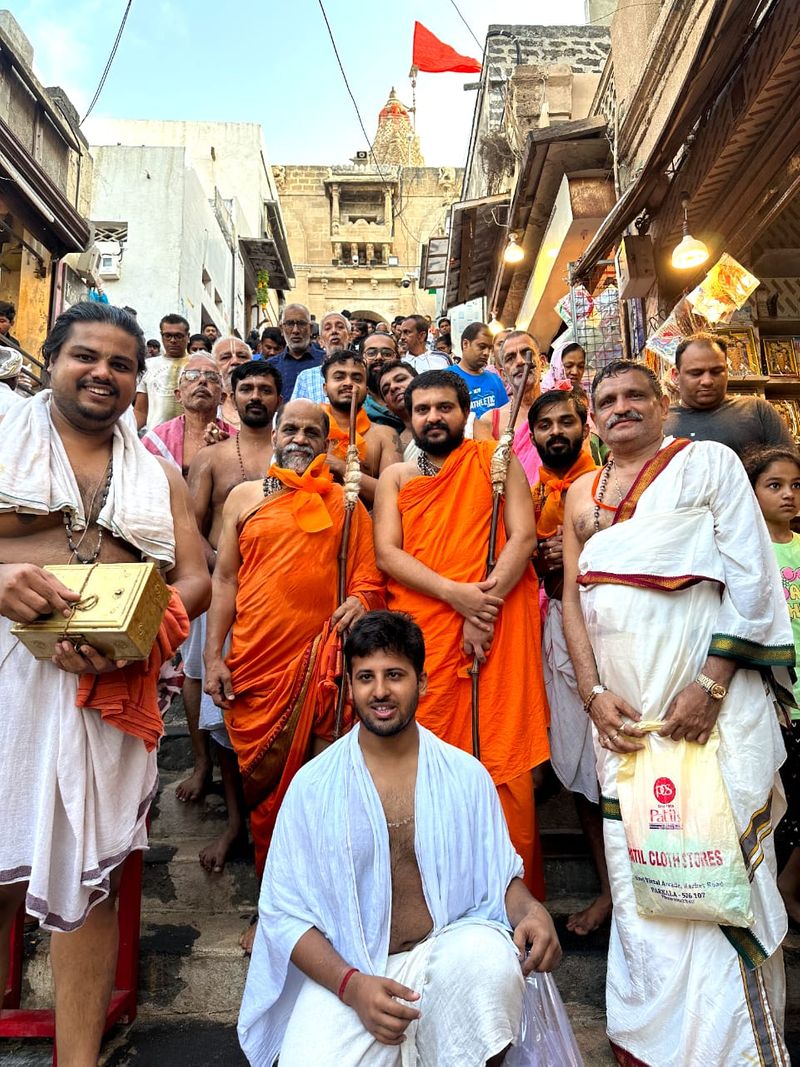 Puttige Sri Sugunendra swamiji gets special honour at Dwaraka skr