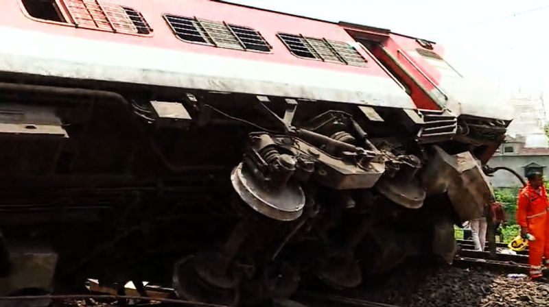 Coromandel Express rammed into Goods train carrying iron ore; it had green signal: Railway Board