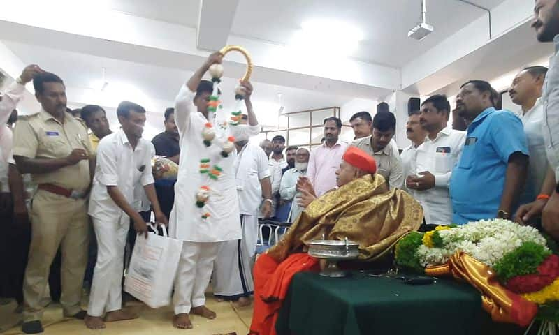 Minister SS Mallikarjun Visited Sirigere Taralabalu Mutt and received the blessings of Shri gvd