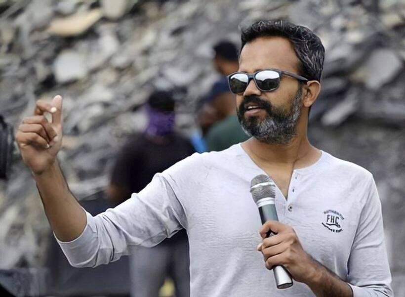  ‘సలార్’ కి ప్రశాంత్ నీల్ కు దిమ్మతిరిగే  రెమ్యునరేషన్ ... ఎంతంటే...?