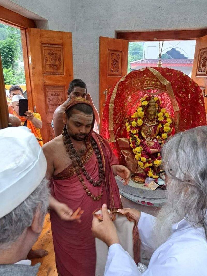 sringeri seers pooja to goddess sringeri Sharada idol  at teetwal kashmir Kannada  news  gow