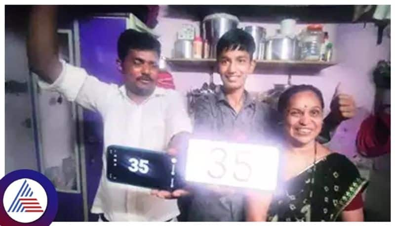 Son Scores 35% marks in  SSC exams parents celebrated.. video went viral in mumbai - bsb