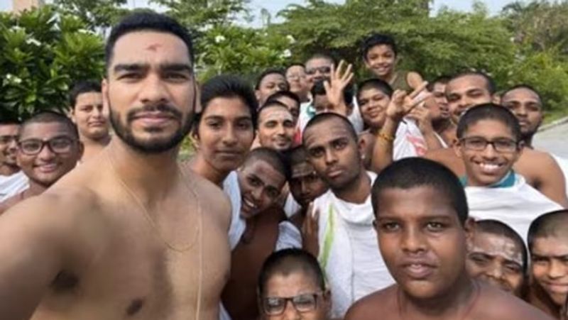 Venkatesh Iyer Plays Cricket In Temple Complex In Kanchipuram video goes viral kvn