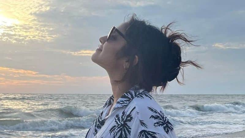 Kutty Nayan Anikha surendran seaside photos confused fans