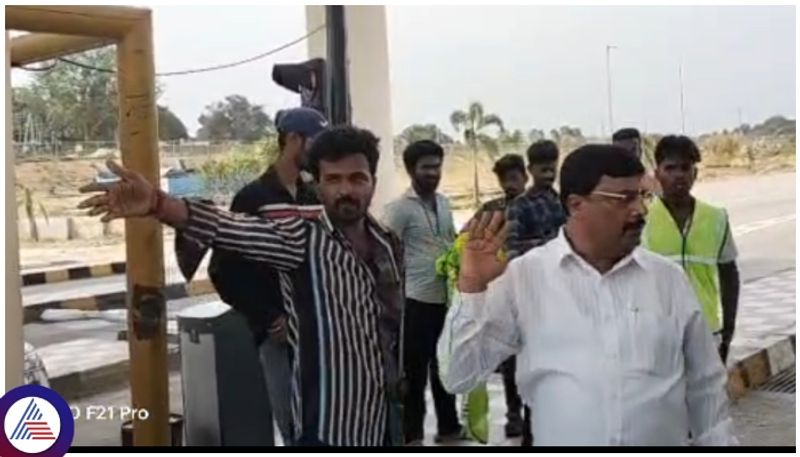 Bengaluru Mysore Expressway toll staff raised the voice of Malavalli MLA Narendraswamy sat