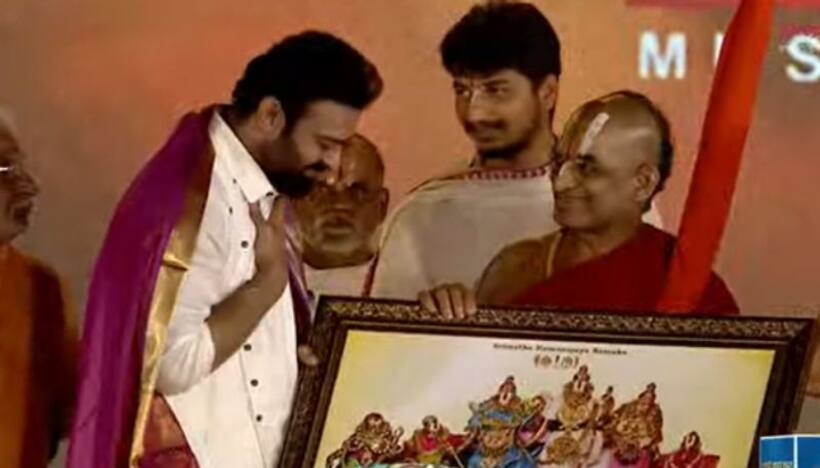 `ఆదిపురుష్‌` టీమ్‌కి చినజీయర్‌ స్వామి సత్కారం.. సైఫ్‌ మళ్లీ మిస్సింగ్‌..