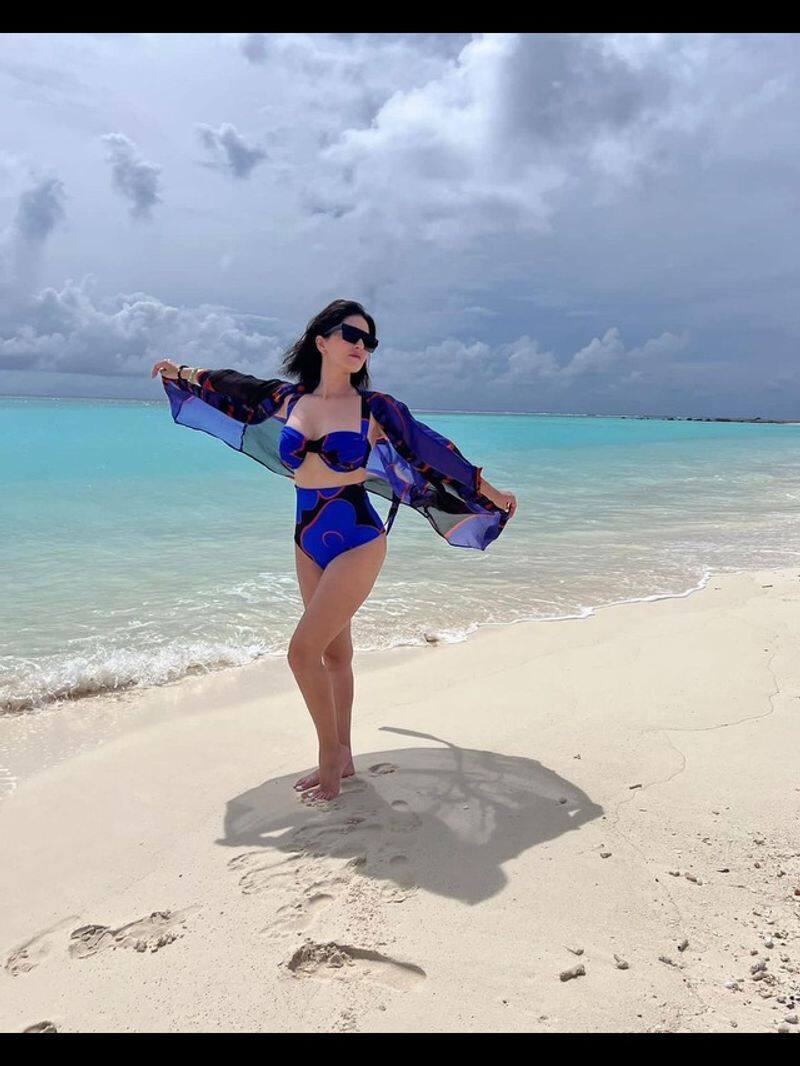 Sunny Leone stunning in blue Bikini With Plunging Neckline at Maldives sgk