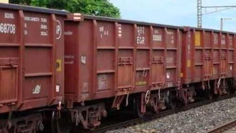 several Bogies of goods train delinked with train engine in Mahabubabad District lns