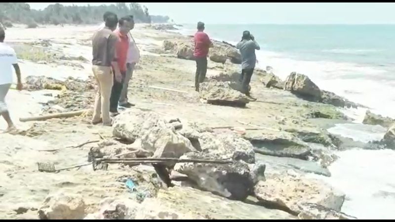 customs officers searching smuggled gold deep sea in ramanathapuram district