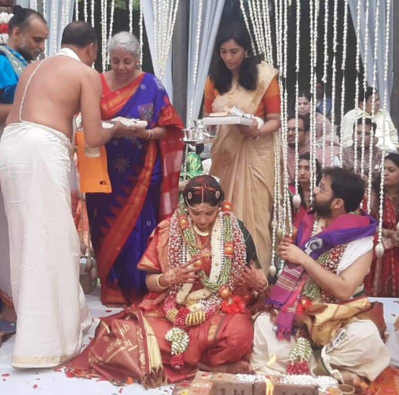 Minister Nirmala Sitharaman wore a traditional Molakalmuru saree at her daughters wedding Vin