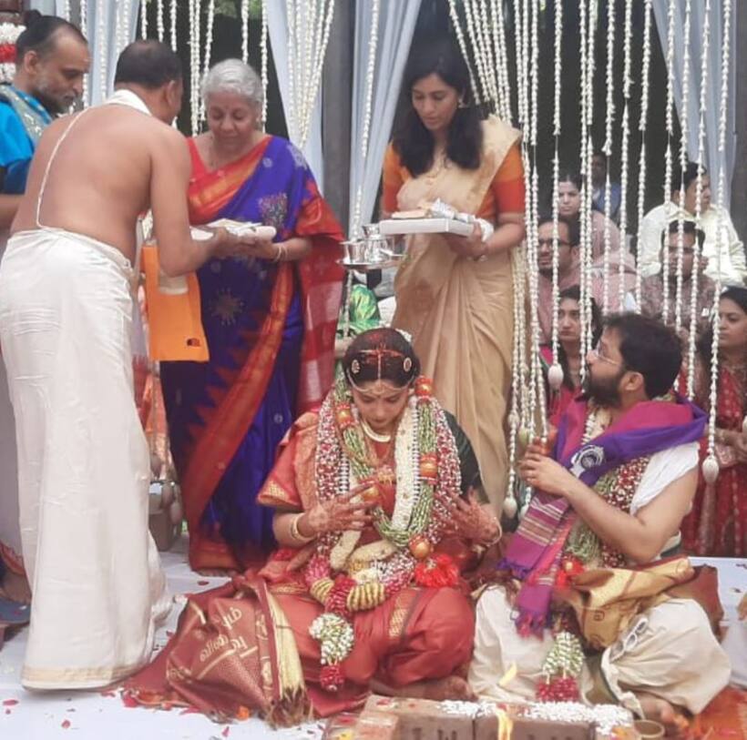 నిర్మలా సీతారామన్ ఇంట్లో పెళ్లి సందడి.. నిరాడంబరంగా కుమార్తె వివాహం..