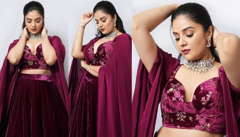 Anchor sreemukhi stunning poses in attractive Lehanga Voni NSK