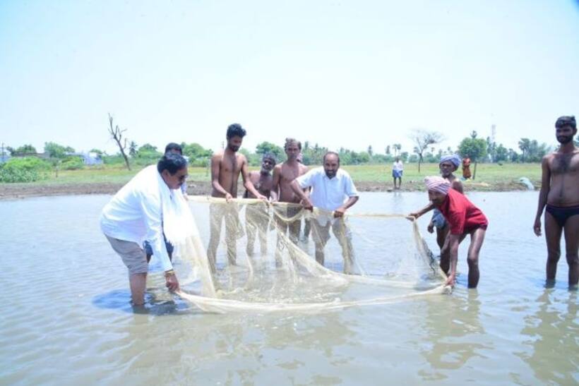 తెలంగాణ చెరువుల వద్ద కోలాహలం...జాలరిగా మారి చేపలు పట్టిన మంత్రి ఎర్రబెల్లి (వీడియో)