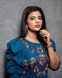 బ్యూటీఫుల్ గౌన్ లో అట్రాక్ట్ చేస్తున్న డస్కీ బ్యూటీ.. చిలిపి నవ్వుతో మైమరిపిస్తున్న ఐశ్వర్య రాజేశ్..