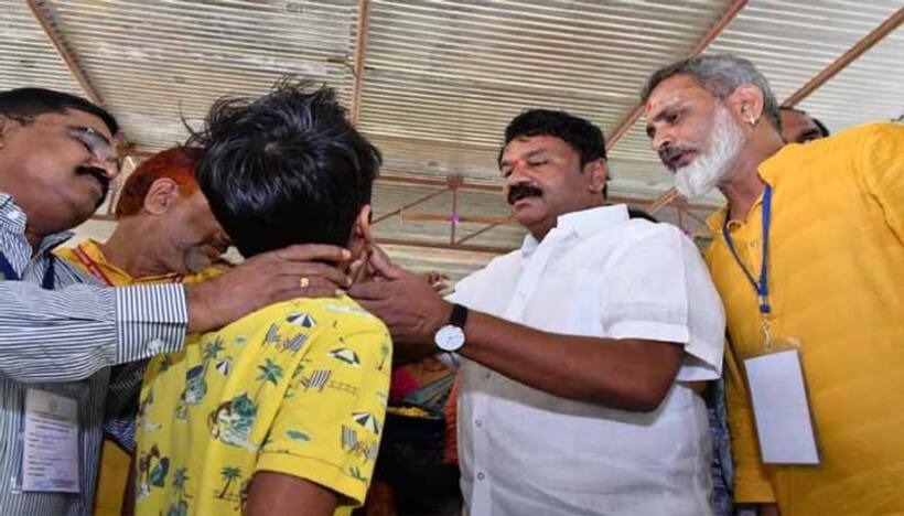 హైద్రాబాద్‌లో చేపమందు పంపిణీ ప్రారంభించిన  తలసాని: 32  కౌంటర్లు ఏర్పాటు