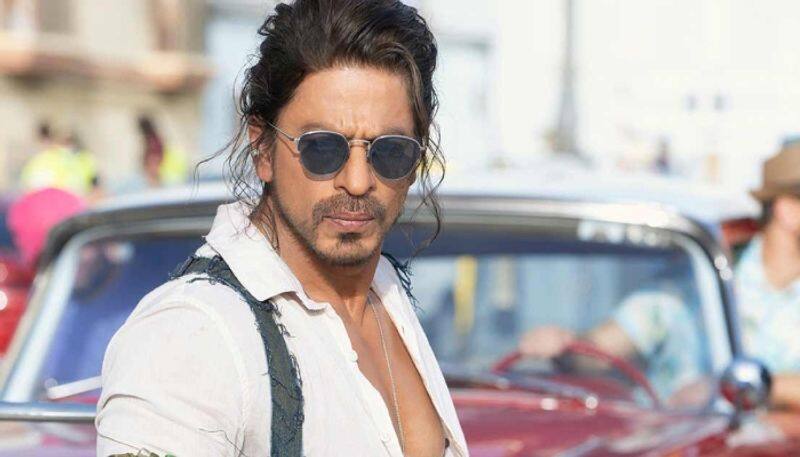 Shah Rukh makes rare appearance at Mannat his fans create Guinness Record suc