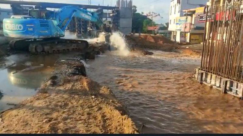 Athikadavu Pillur main drinking water pipe broken.. Crores of liters of water wasted