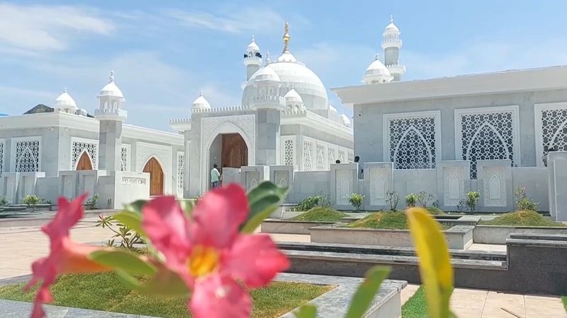 a business man build a memorial hall looks like taj mahal for his passed mother in thiruvarur