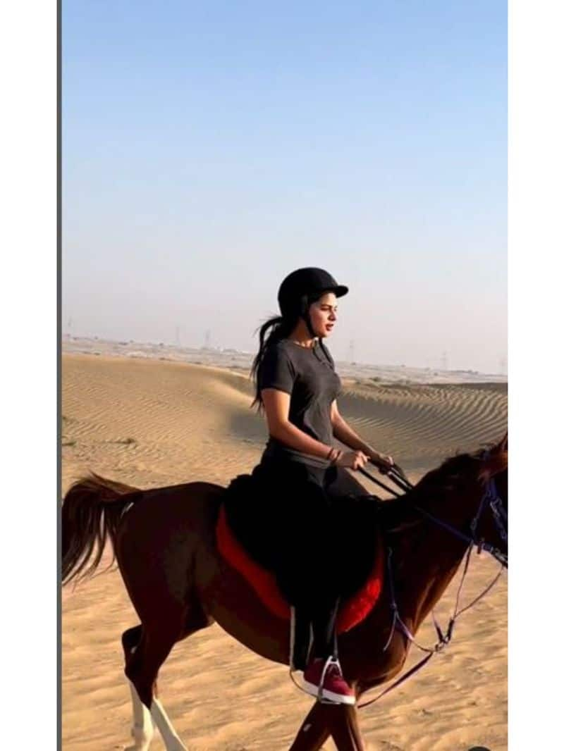 Actress Tanya hope learns horse riding gives tips vcs