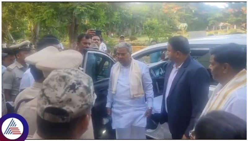 Karnataka CM Siddaramaiah angry with police officers for giving zero traffic in Mysuru sat