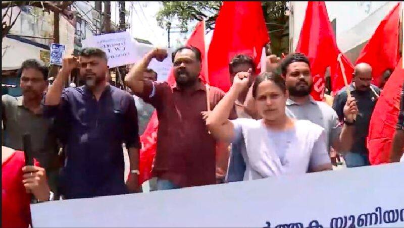 Illegal Marksheet scam Reporter Case Journalists protest in Kerala akb