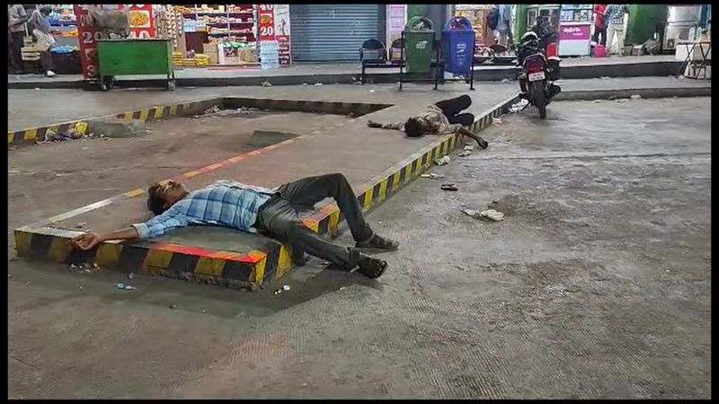 People are displeased at Tirupur bus stand because drunk men are lying obscenely