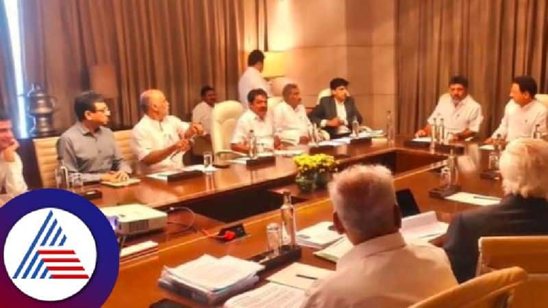 randeep surjewala attends Official meeting controversy to Siddaramaiah anna Bhagya Scheme ckm