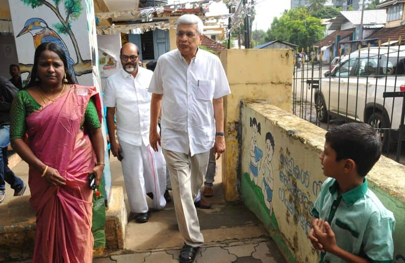 CPM veteran leader Prakash Karat pay visit to his first school in palakkad etj