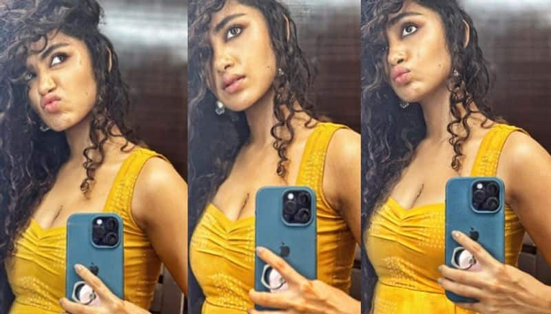 Anupama Parameswaran  cute Latest selfies in front of mirror NSK