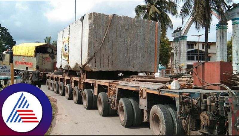 Huge stone arrives at Rambhapuri Peetha for renukacharya's statue at balehonnur rav