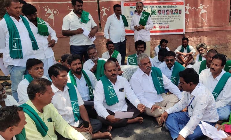 Protest by Farmers demanding withdrawal of Agriculture Act at Mysuru gvd